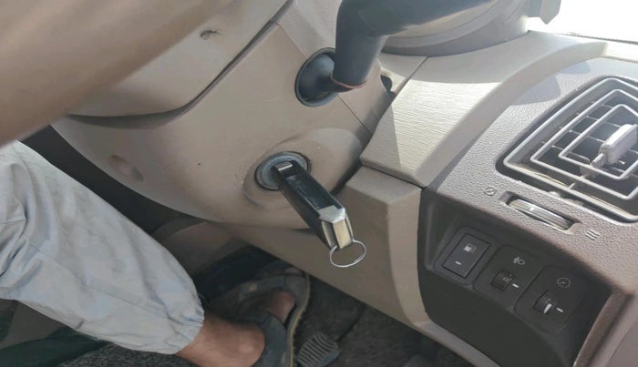 2013 Mahindra XUV500 W8, Diesel, Manual, 1,71,332 km, interior