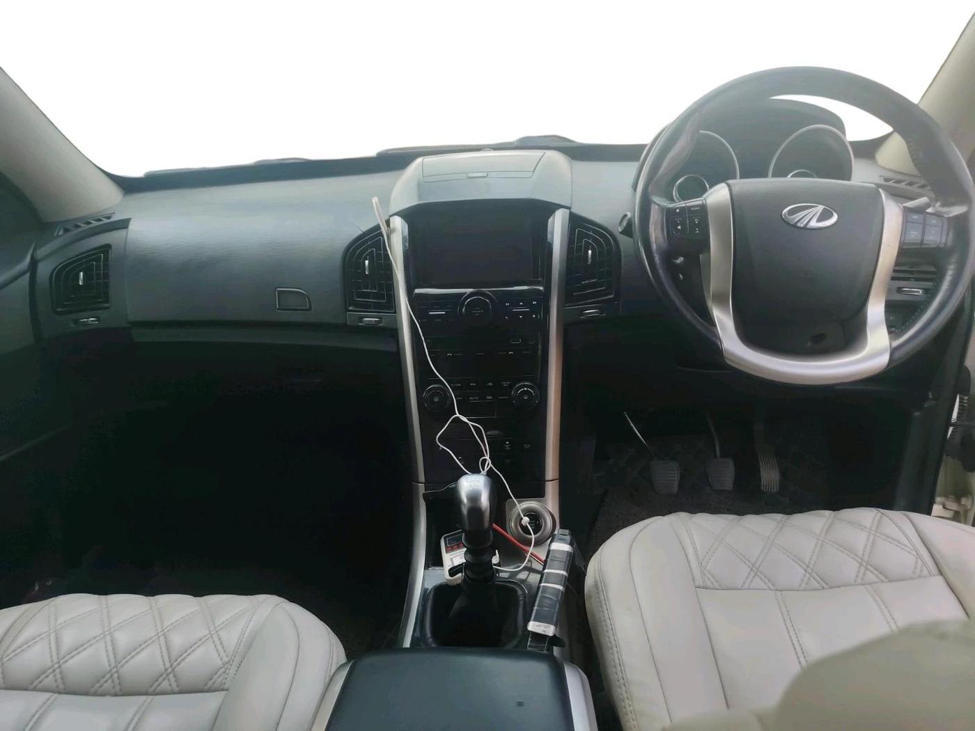 2018 Mahindra XUV500 W9, Diesel, Manual, 1,43,218 km, interior