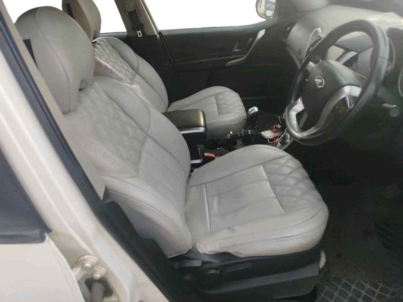 2018 Mahindra XUV500 W9, Diesel, Manual, 1,43,218 km, interior