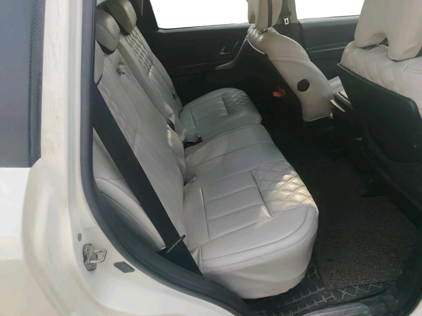 2018 Mahindra XUV500 W9, Diesel, Manual, 1,43,218 km, interior