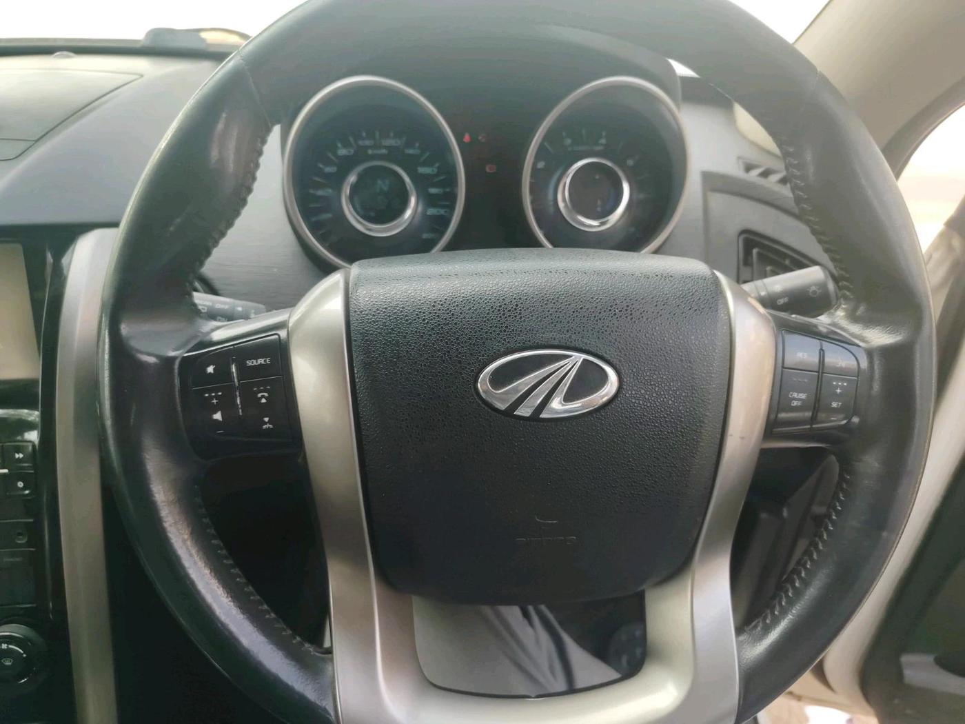 2018 Mahindra XUV500 W9, Diesel, Manual, 1,43,218 km, interior