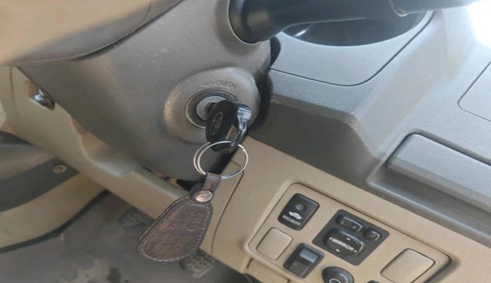 2013 Toyota Fortuner 3.0 4X2 MT, Diesel, Manual, 2,29,697 km, interior