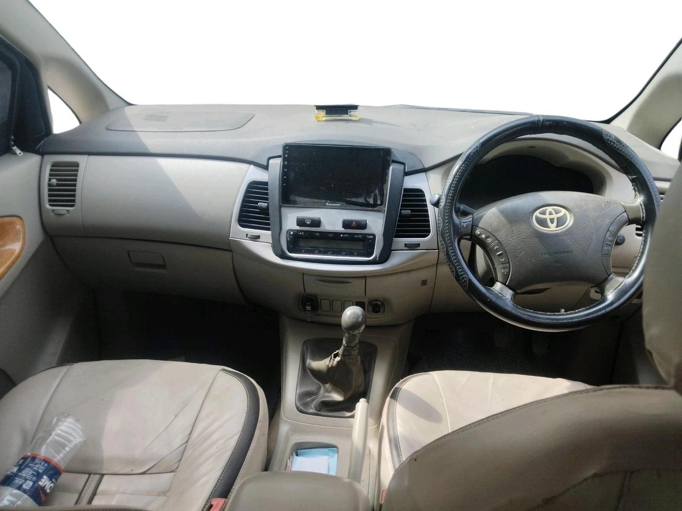 2011 Toyota Innova V 2.5 7 STR, Diesel, Manual, 3,54,517 km, interior