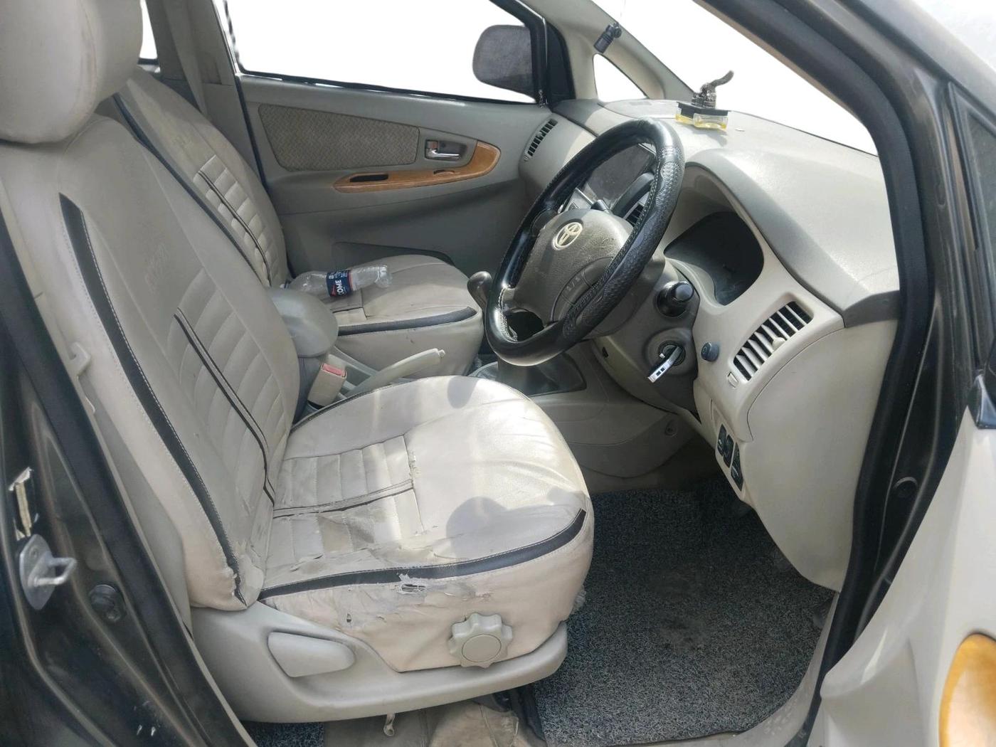 2011 Toyota Innova V 2.5 7 STR, Diesel, Manual, 3,54,517 km, interior