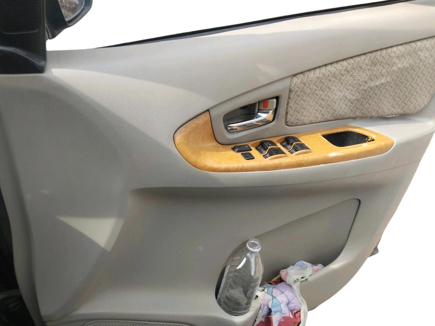 2011 Toyota Innova V 2.5 7 STR, Diesel, Manual, 3,54,517 km, interior