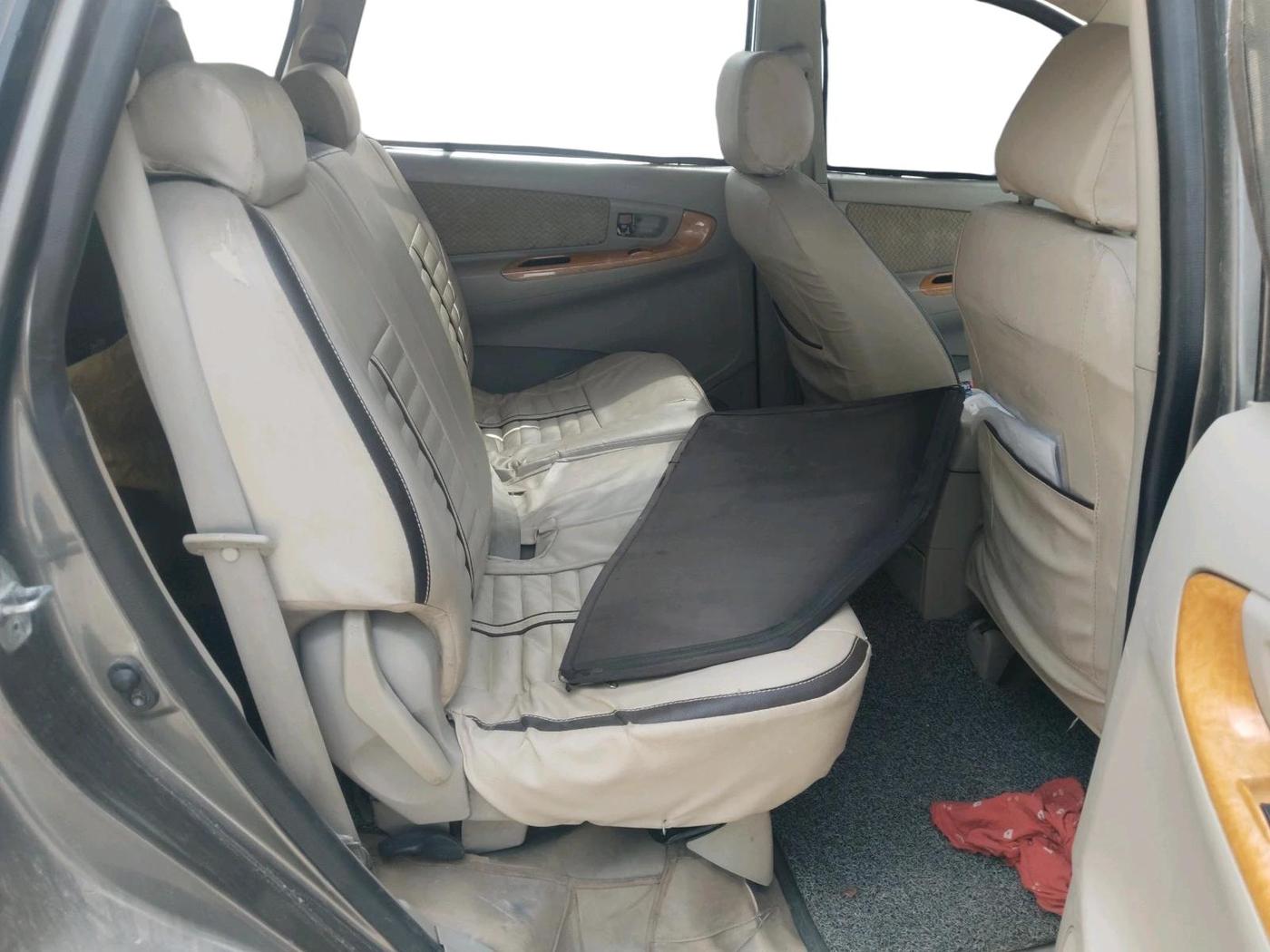 2011 Toyota Innova V 2.5 7 STR, Diesel, Manual, 3,54,517 km, interior
