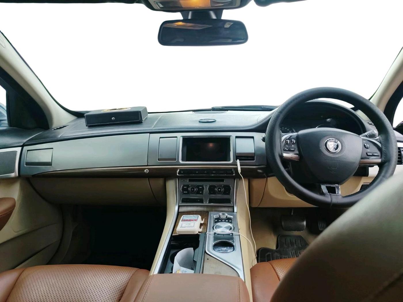 2015 Jaguar XF 2.2 DIESEL LUXURY, Diesel, Automatic, 1,22,780 km, interior
