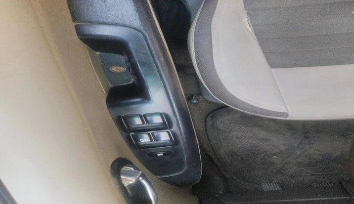 2012 Hyundai i10 MAGNA 1.1 LPG, Petrol, Manual, 2,32,559 km, interior