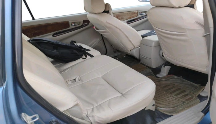 2014 Toyota Innova 2.5 VX 8 STR, Diesel, Manual, 2,72,981 km, interior