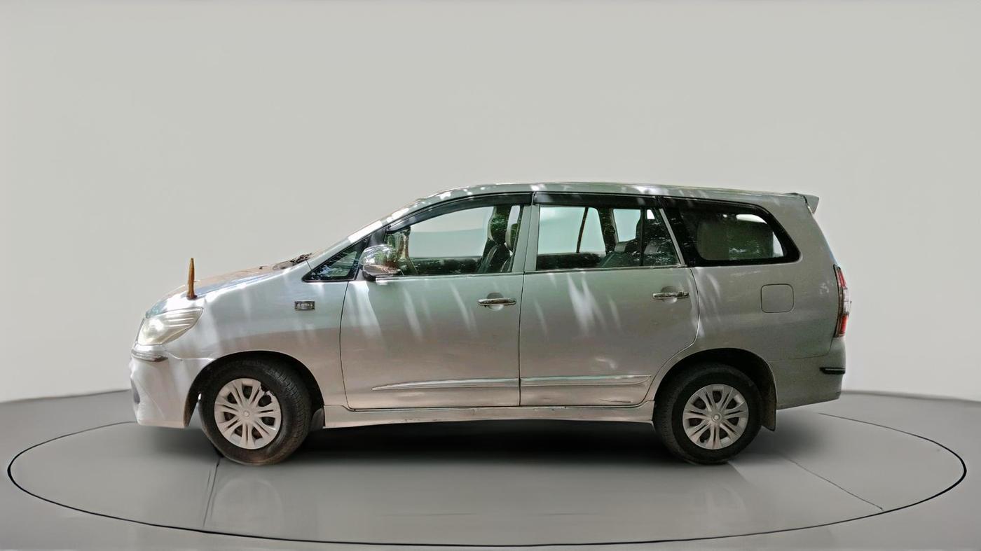 2013 Toyota Innova 2.5 G 8 STR, Diesel, Manual, 2,40,705 km, exterior