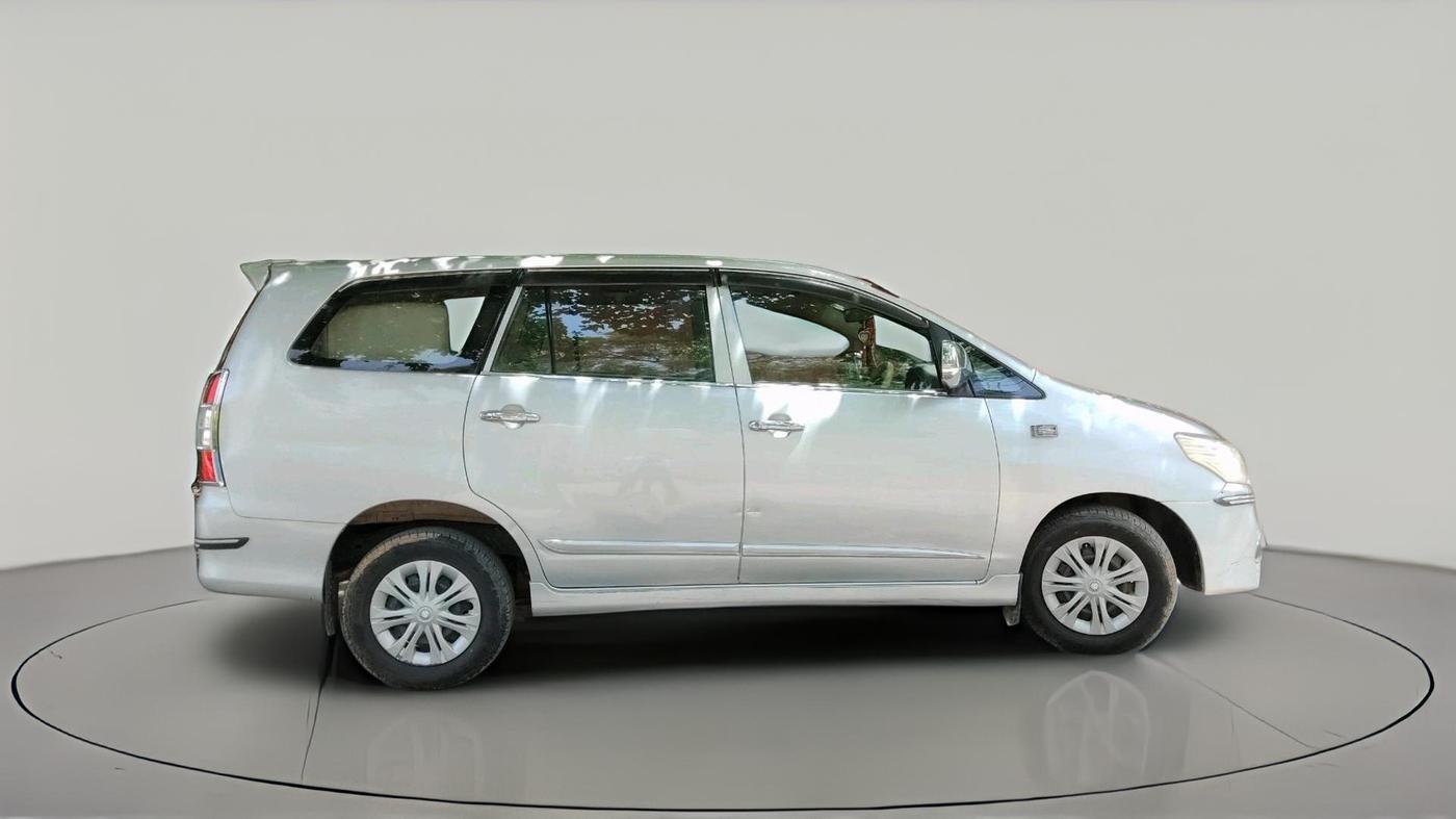 2013 Toyota Innova 2.5 G 8 STR, Diesel, Manual, 2,40,705 km, exterior