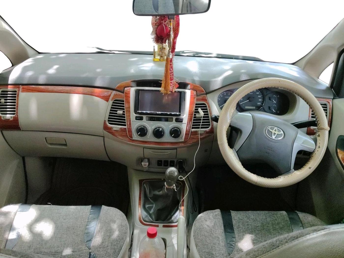 2013 Toyota Innova 2.5 G 8 STR, Diesel, Manual, 2,40,705 km, interior