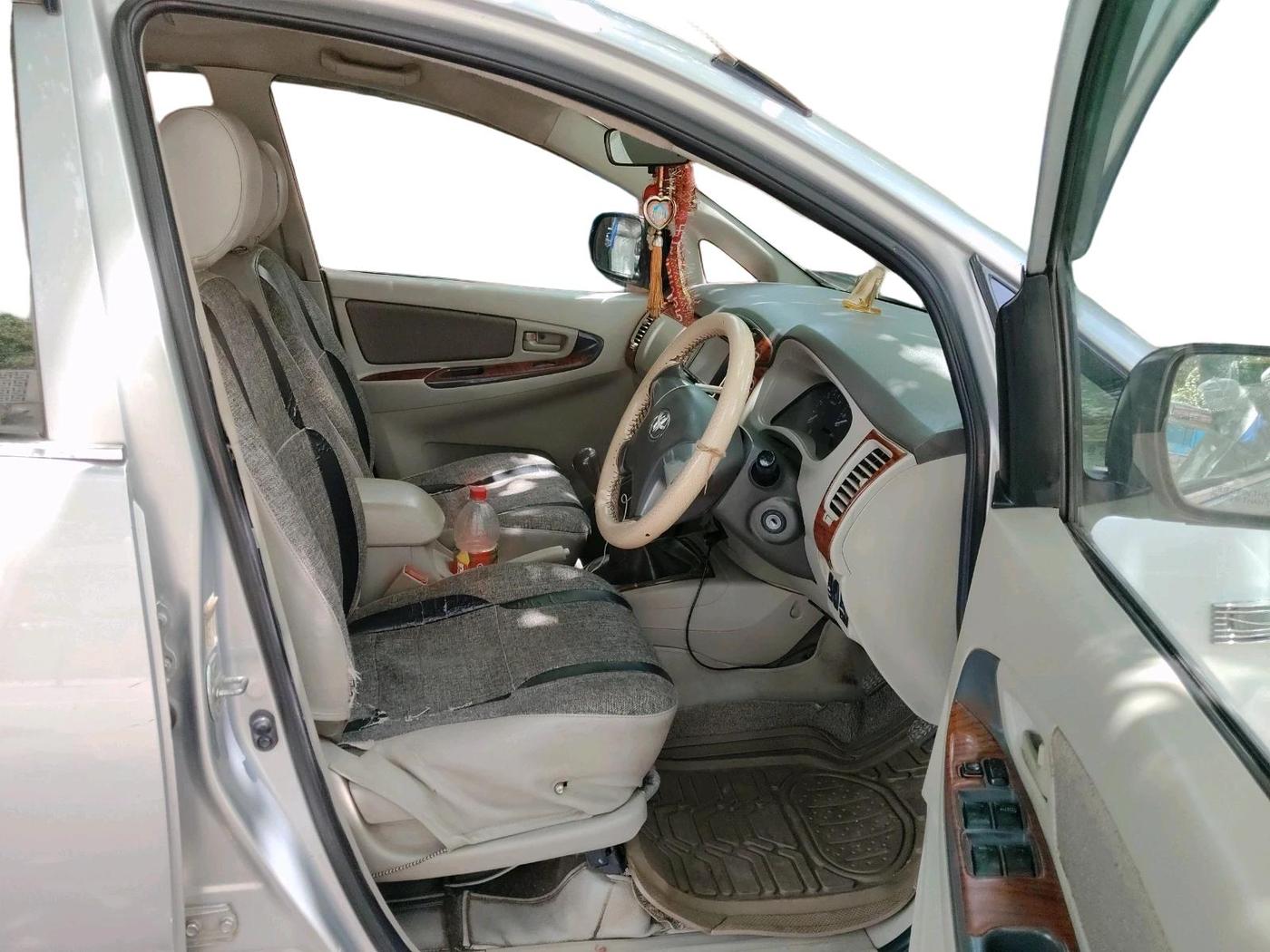 2013 Toyota Innova 2.5 G 8 STR, Diesel, Manual, 2,40,705 km, interior