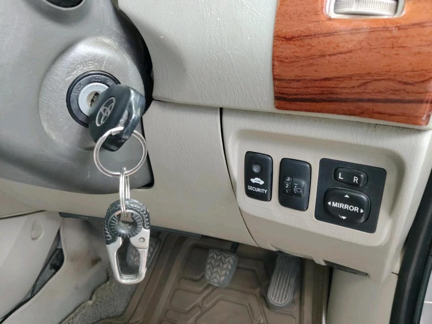 2013 Toyota Innova 2.5 G 8 STR, Diesel, Manual, 2,40,705 km, interior