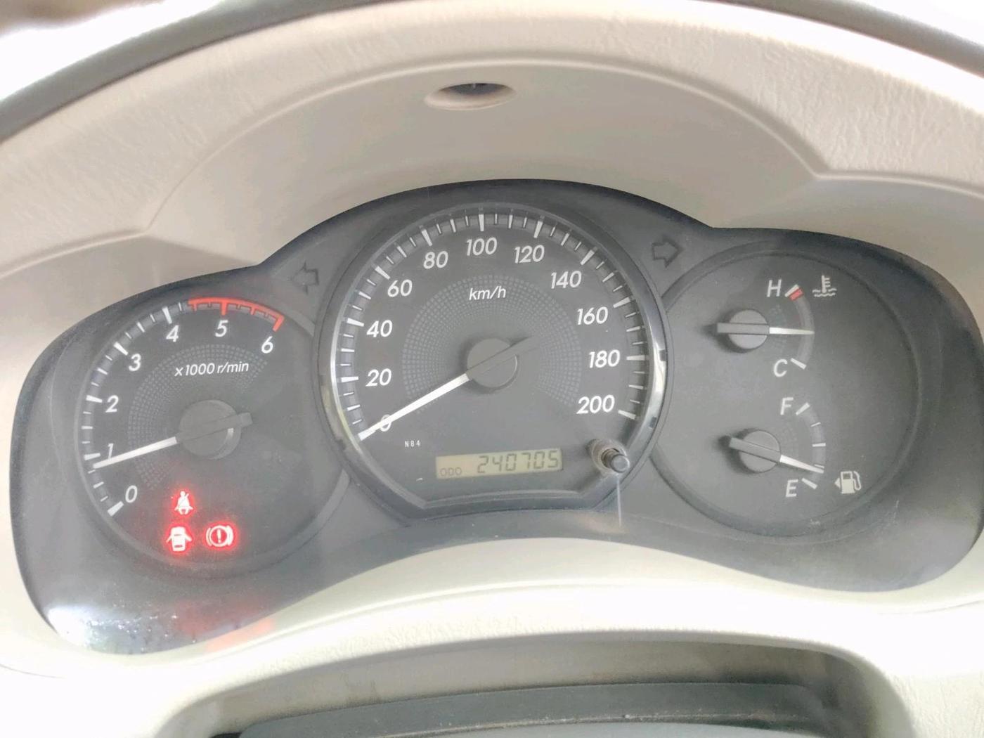 2013 Toyota Innova 2.5 G 8 STR, Diesel, Manual, 2,40,705 km, interior