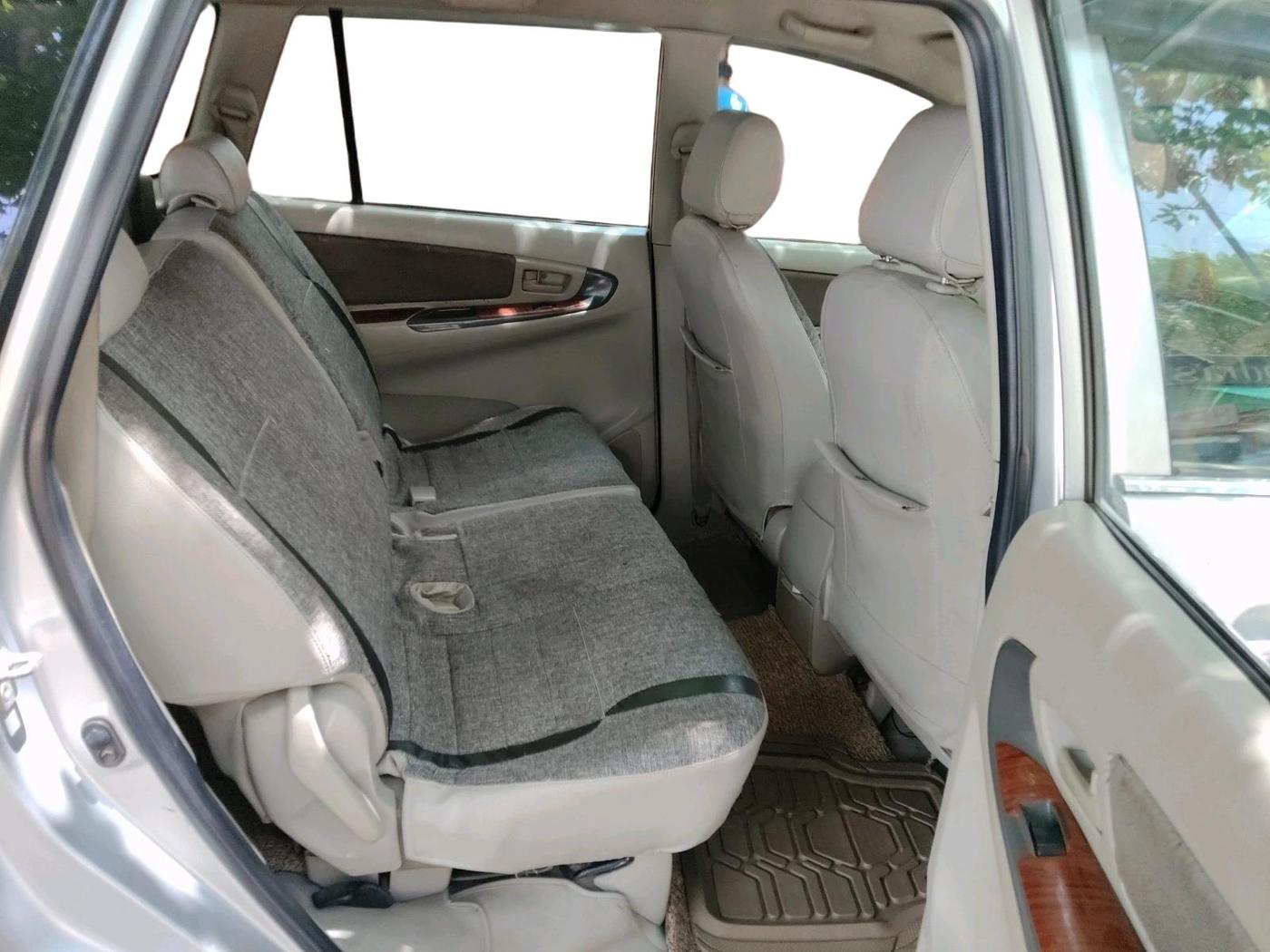 2013 Toyota Innova 2.5 G 8 STR, Diesel, Manual, 2,40,705 km, interior