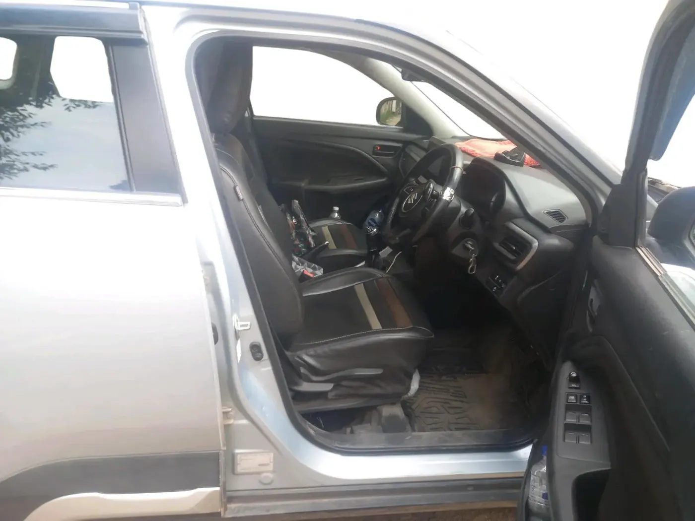 2023 Maruti BREZZA VXI SMART HYBRID, Petrol, Manual, 64,100 km, interior