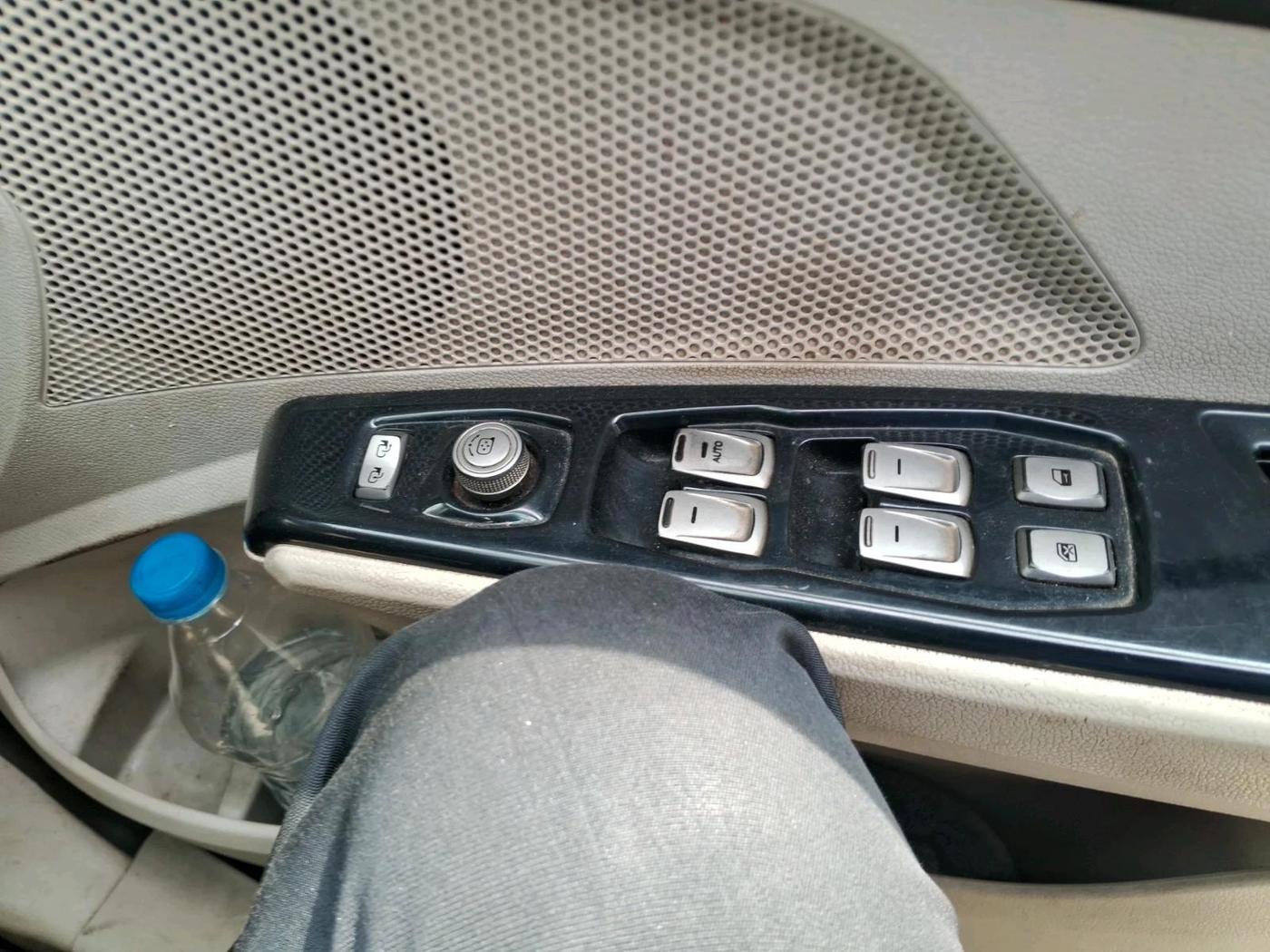 2019 Mahindra XUV300 W8 (O) 1.5 DIESEL AMT, Diesel, Automatic, 88,291 km, interior