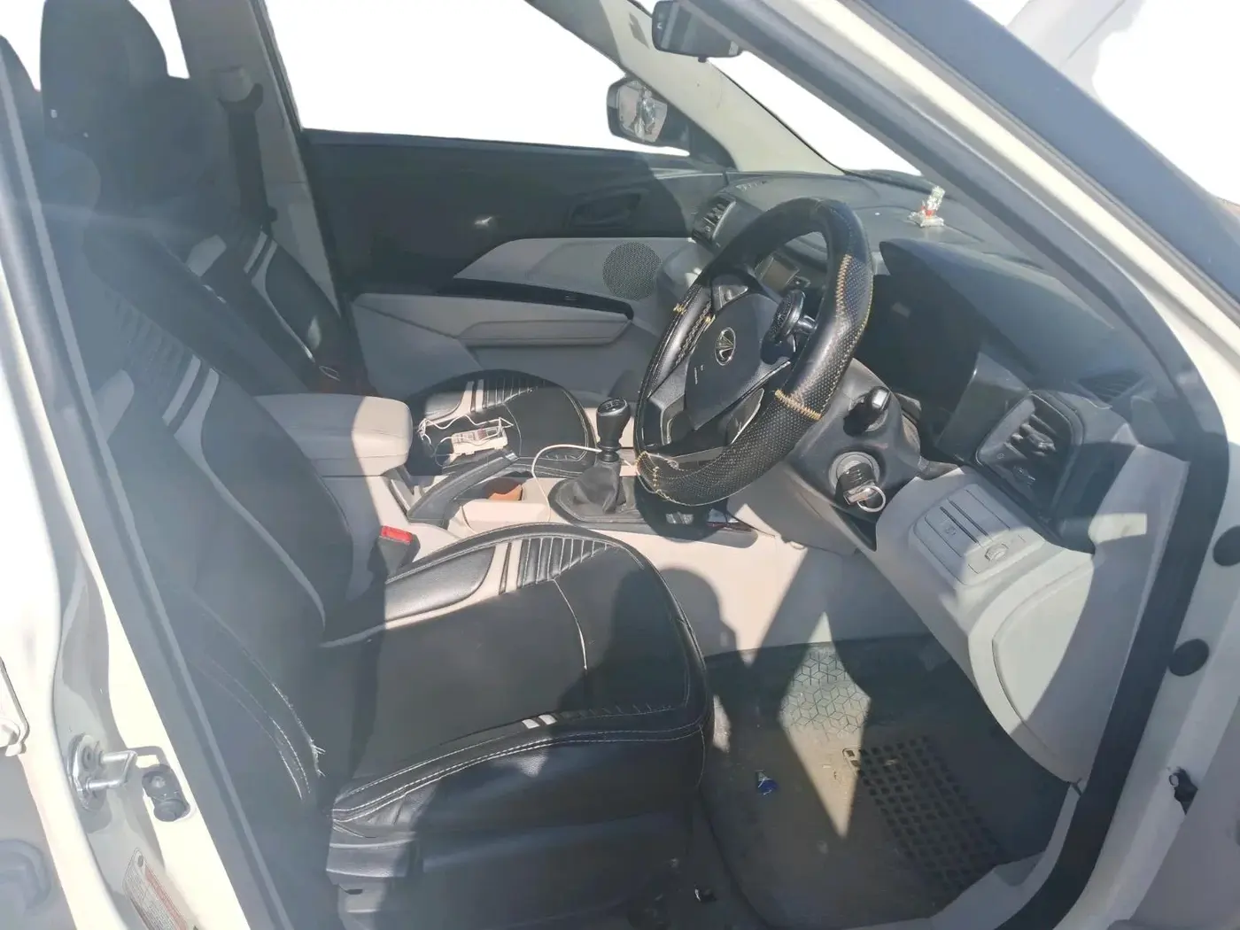 2022 Mahindra XUV300 W6 1.5 Sunroof Diesel, Diesel, Manual, 94,000 km, interior
