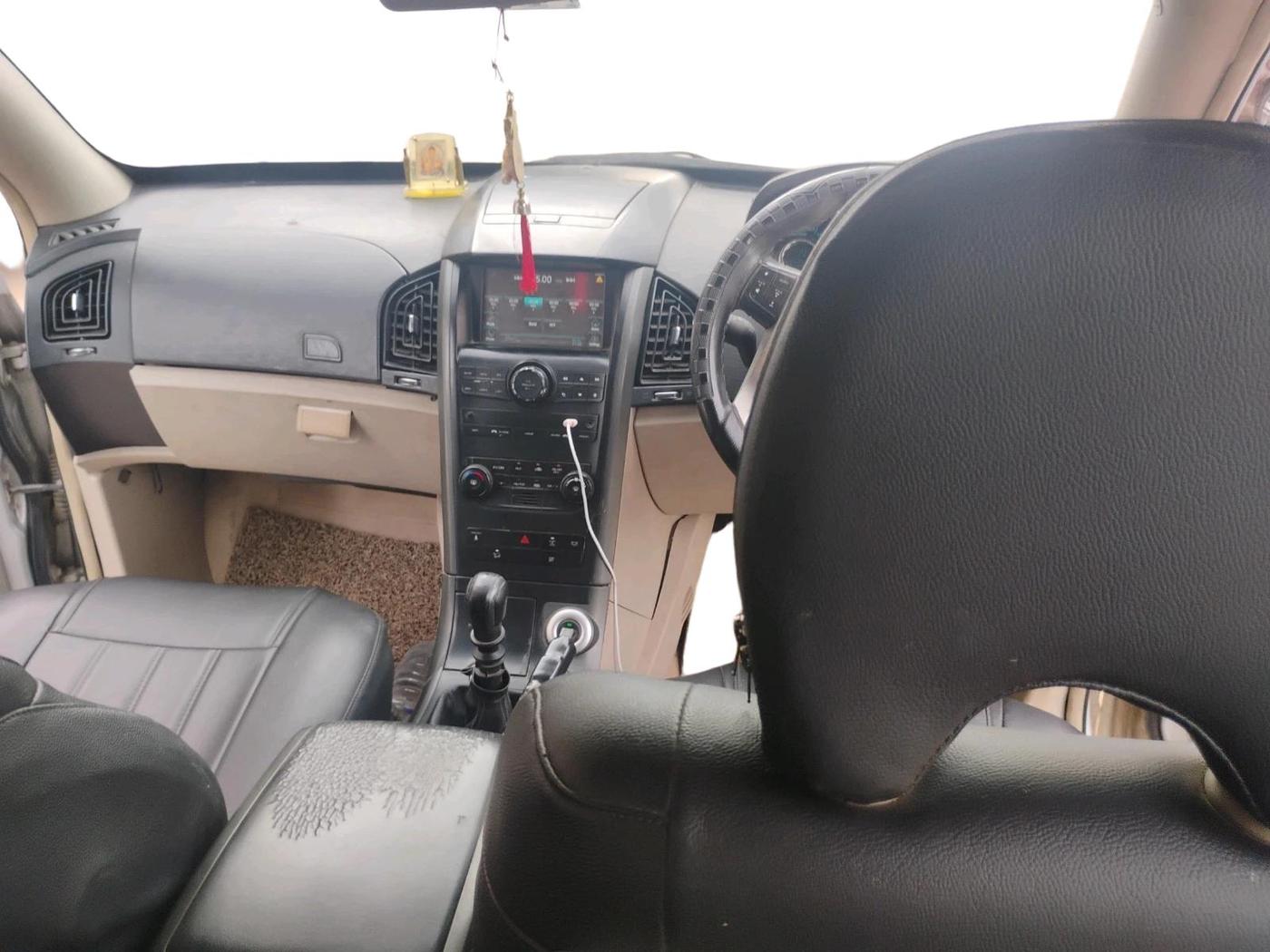 2015 Mahindra XUV500 W10, Diesel, Manual, 2,25,526 km, interior