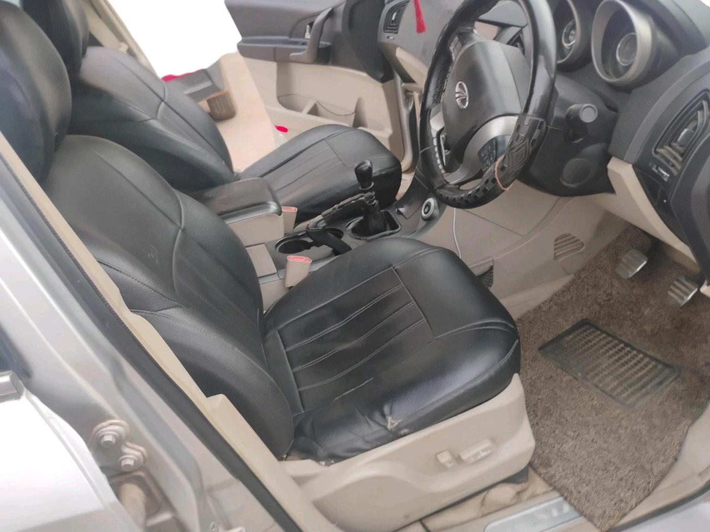 2015 Mahindra XUV500 W10, Diesel, Manual, 2,25,526 km, interior