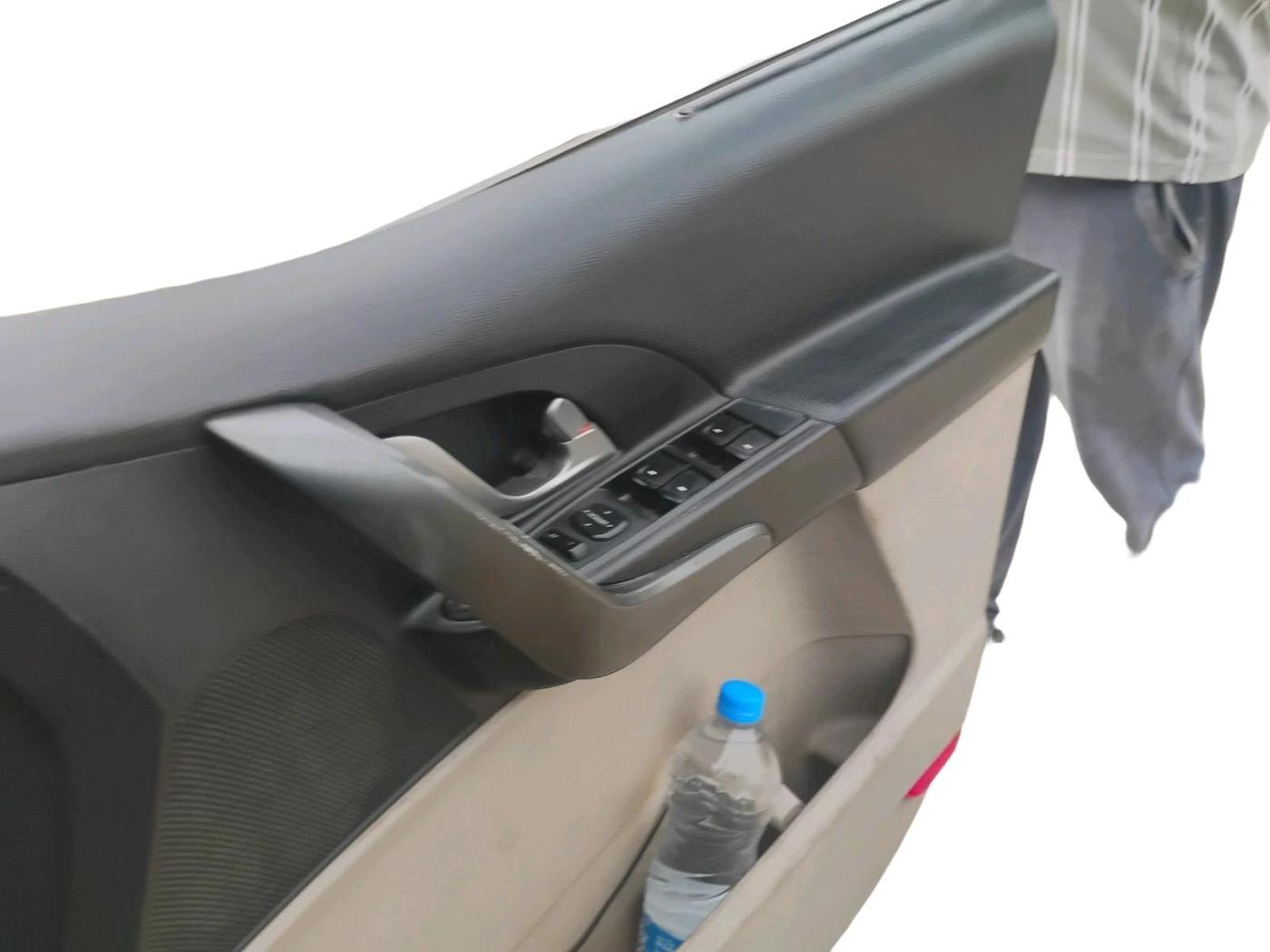 2015 Mahindra XUV500 W10, Diesel, Manual, 2,25,526 km, interior