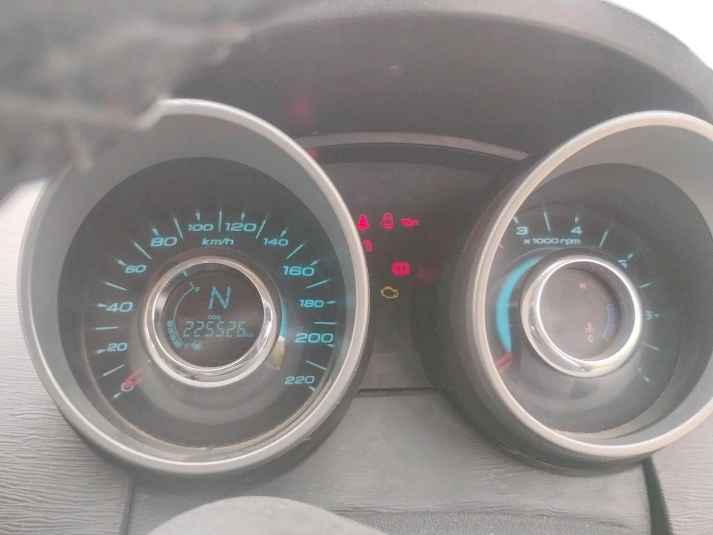 2015 Mahindra XUV500 W10, Diesel, Manual, 2,25,526 km, interior