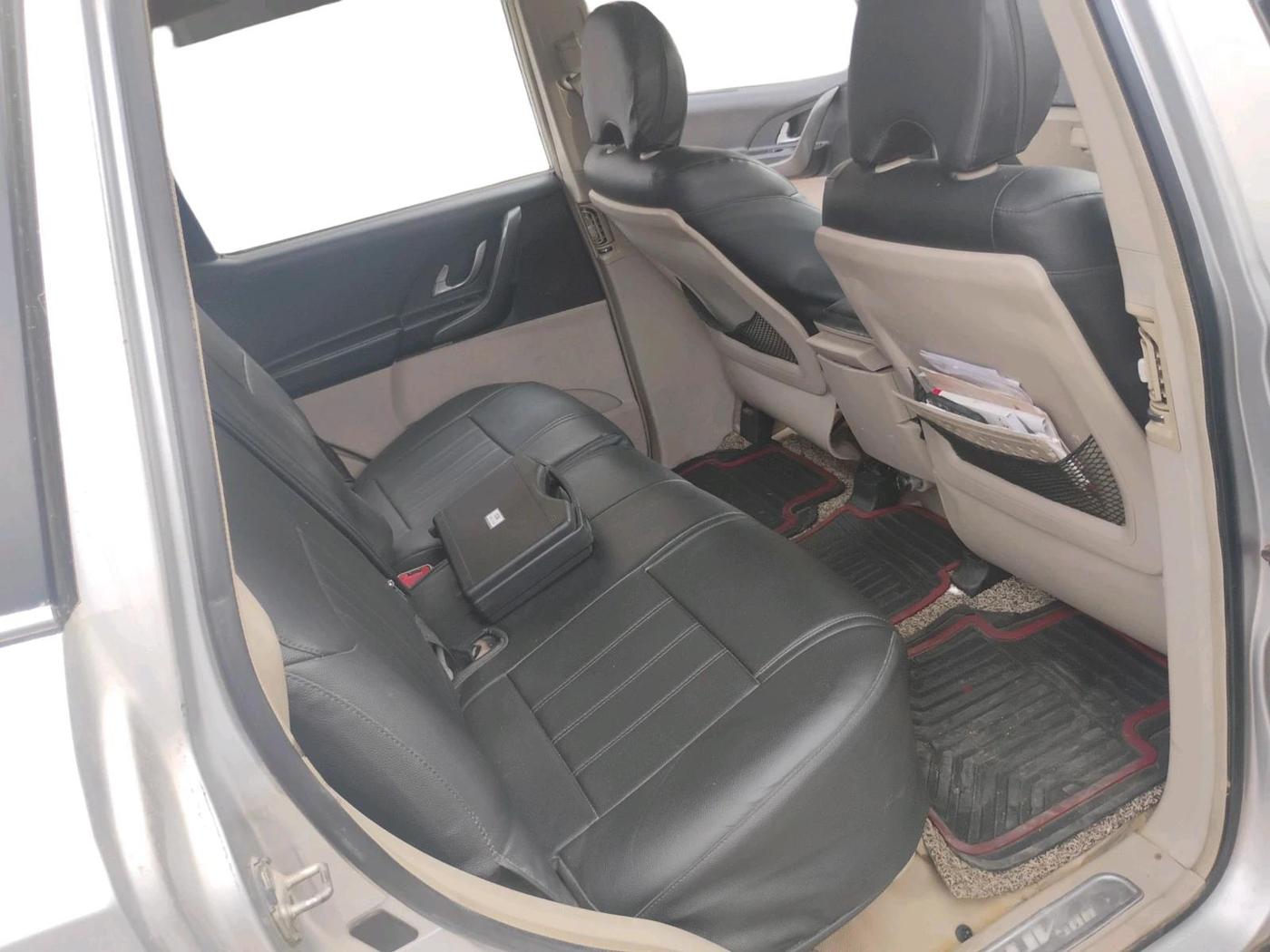 2015 Mahindra XUV500 W10, Diesel, Manual, 2,25,526 km, interior