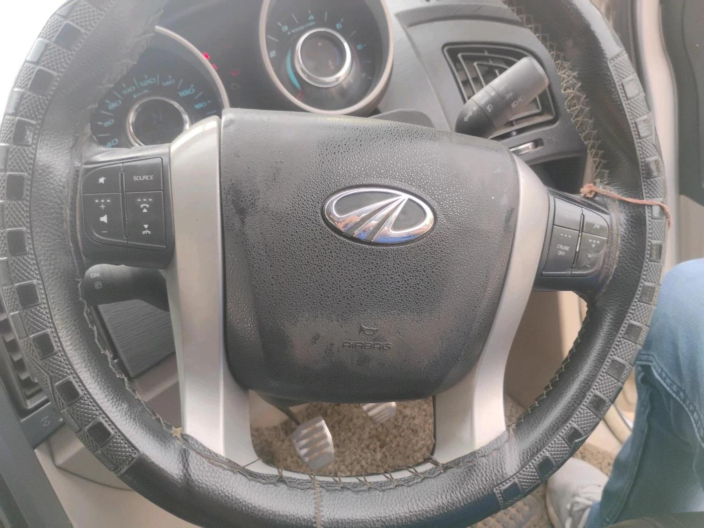 2015 Mahindra XUV500 W10, Diesel, Manual, 2,25,526 km, interior