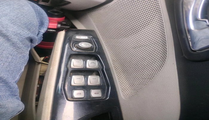 2021 Mahindra XUV300 W8 (O) 1.5 DIESEL, Diesel, Manual, 1,05,795 km, interior