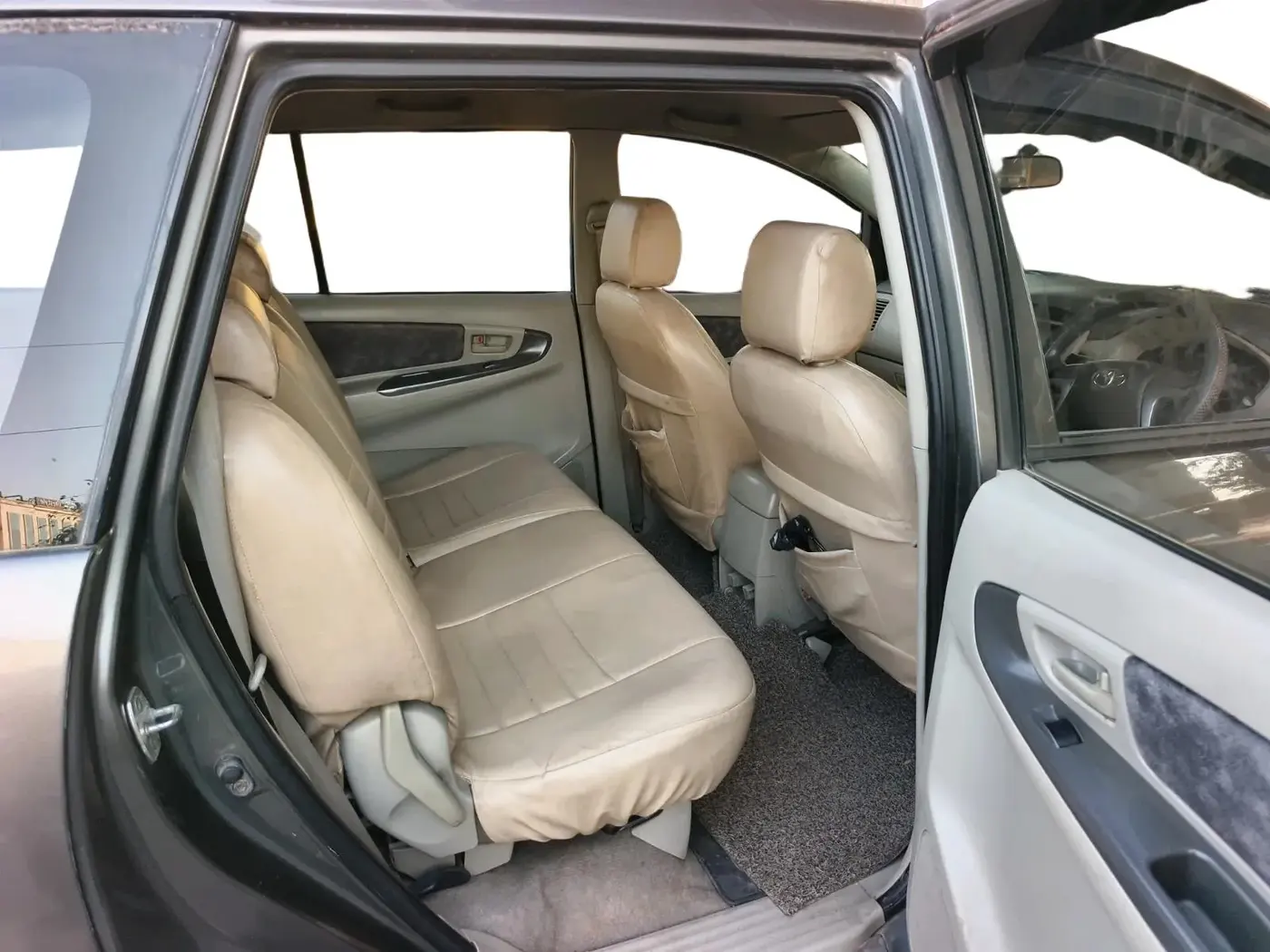 2012 Toyota Innova 2.5 GX 7 STR, Diesel, Manual, 2,65,972 km, interior