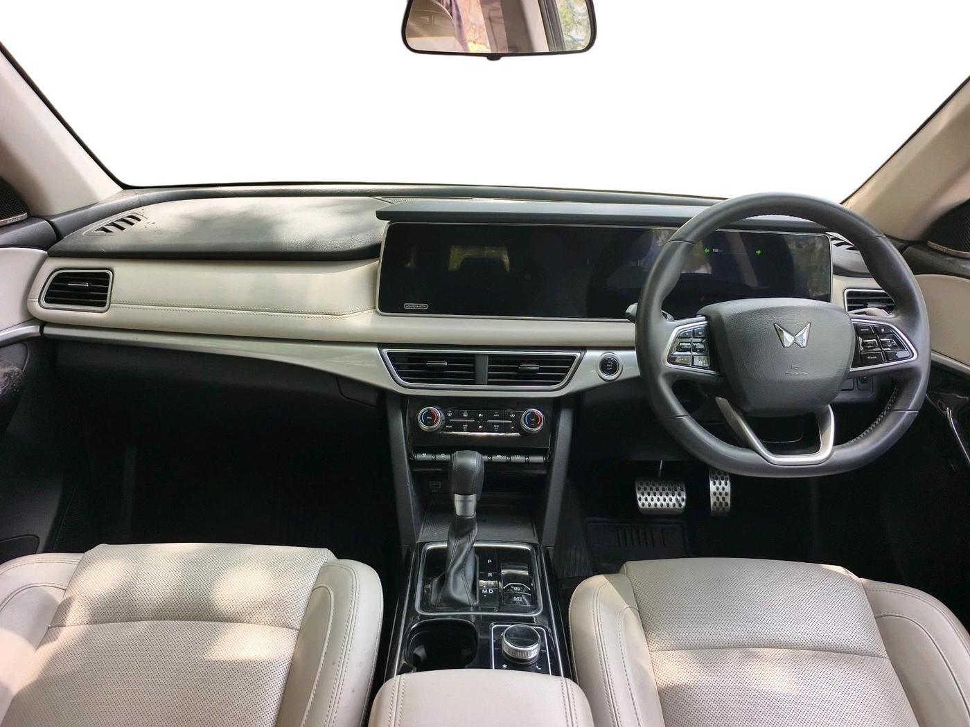 2021 Mahindra XUV700 AX 7 LUXURY P AT 7 STR, Petrol, Automatic, 23,761 km, interior