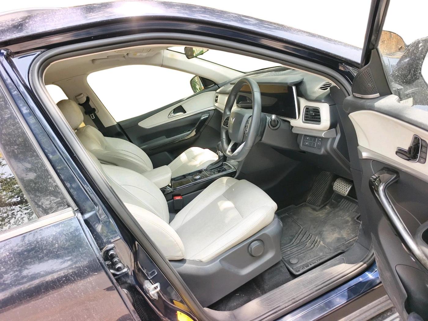 2021 Mahindra XUV700 AX 7 LUXURY P AT 7 STR, Petrol, Automatic, 23,761 km, interior