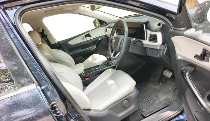 2021 Mahindra XUV700 AX 7 LUXURY P AT 7 STR, Petrol, Automatic, 23,761 km, interior