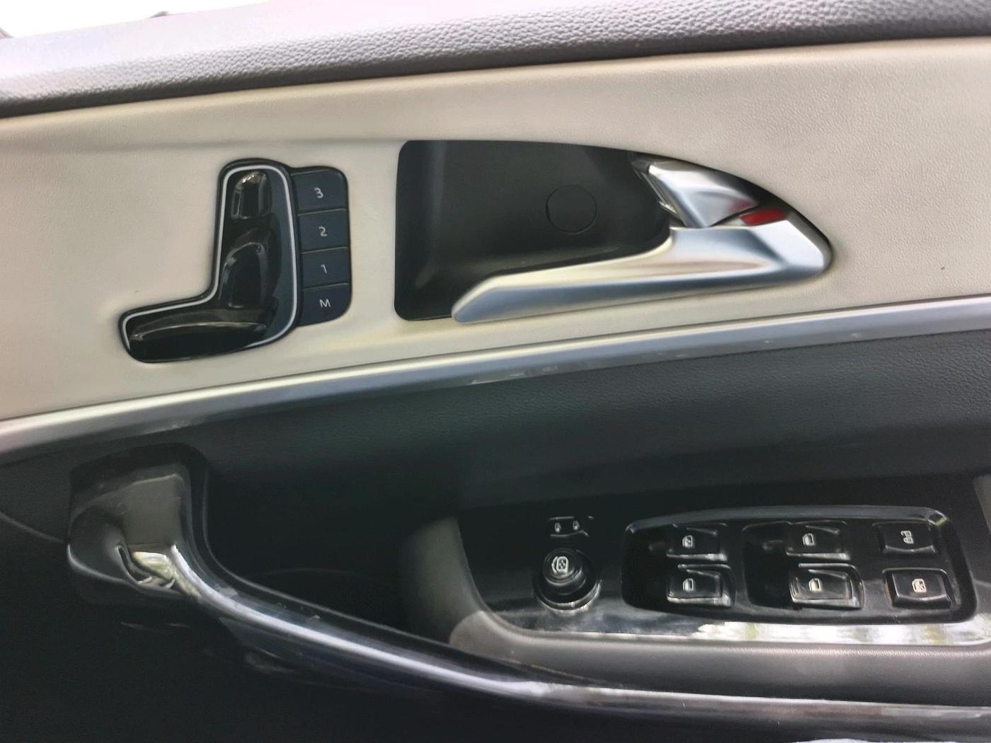 2021 Mahindra XUV700 AX 7 LUXURY P AT 7 STR, Petrol, Automatic, 23,761 km, interior