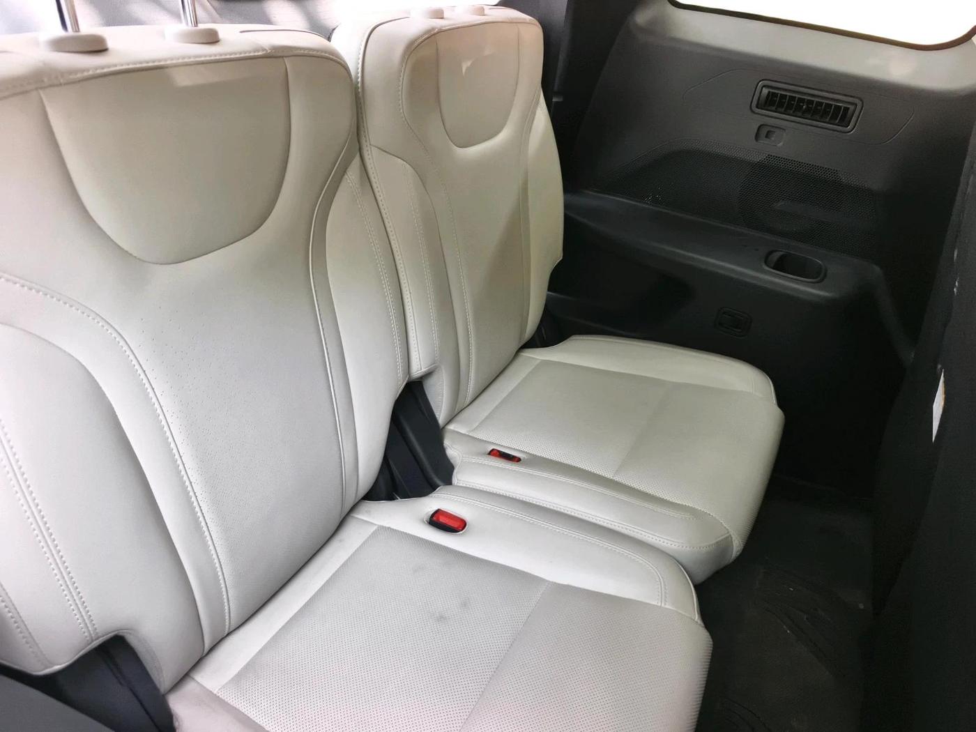 2021 Mahindra XUV700 AX 7 LUXURY P AT 7 STR, Petrol, Automatic, 23,761 km, interior