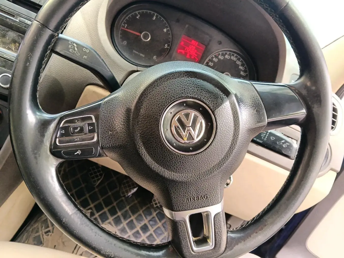 2012 Volkswagen Vento HIGHLINE DIESEL 1.6, Diesel, Manual, 1,72,406 km, interior
