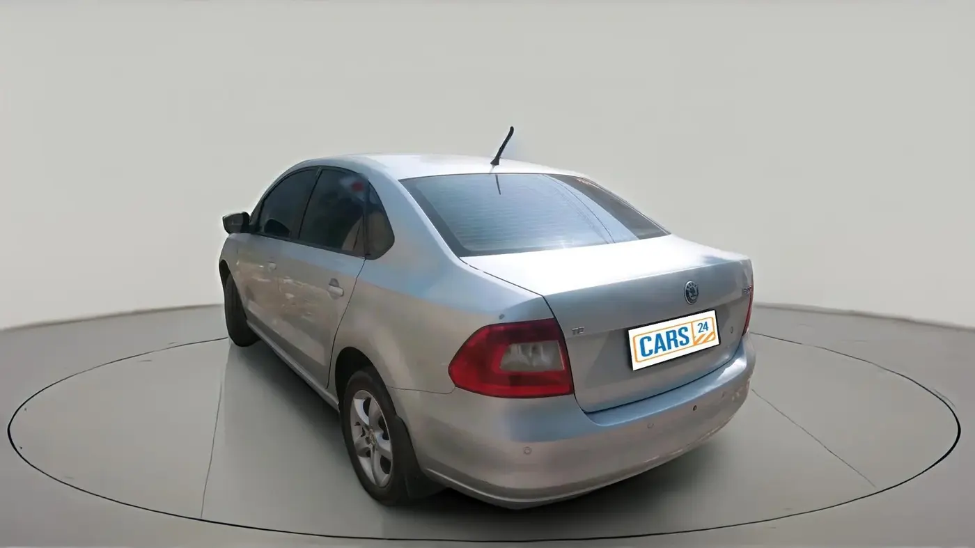 2013 Skoda Rapid ELEGANCE 1.6 TDI CR MT, Diesel, Manual, 97,470 km, exterior