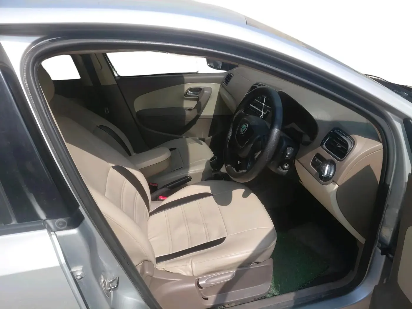 2013 Skoda Rapid ELEGANCE 1.6 TDI CR MT, Diesel, Manual, 97,470 km, interior