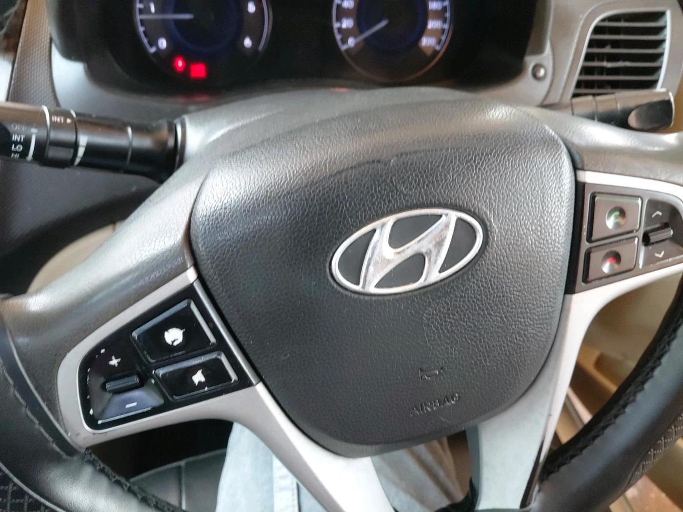 2012 Hyundai Verna FLUIDIC 1.6 CRDI SX, Diesel, Manual, 1,24,922 km, interior