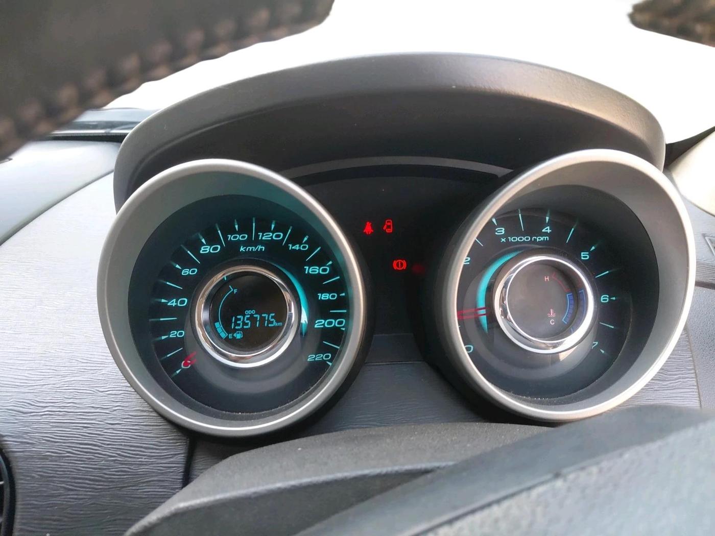 2016 Mahindra XUV500 W10, Diesel, Manual, 1,35,775 km, interior