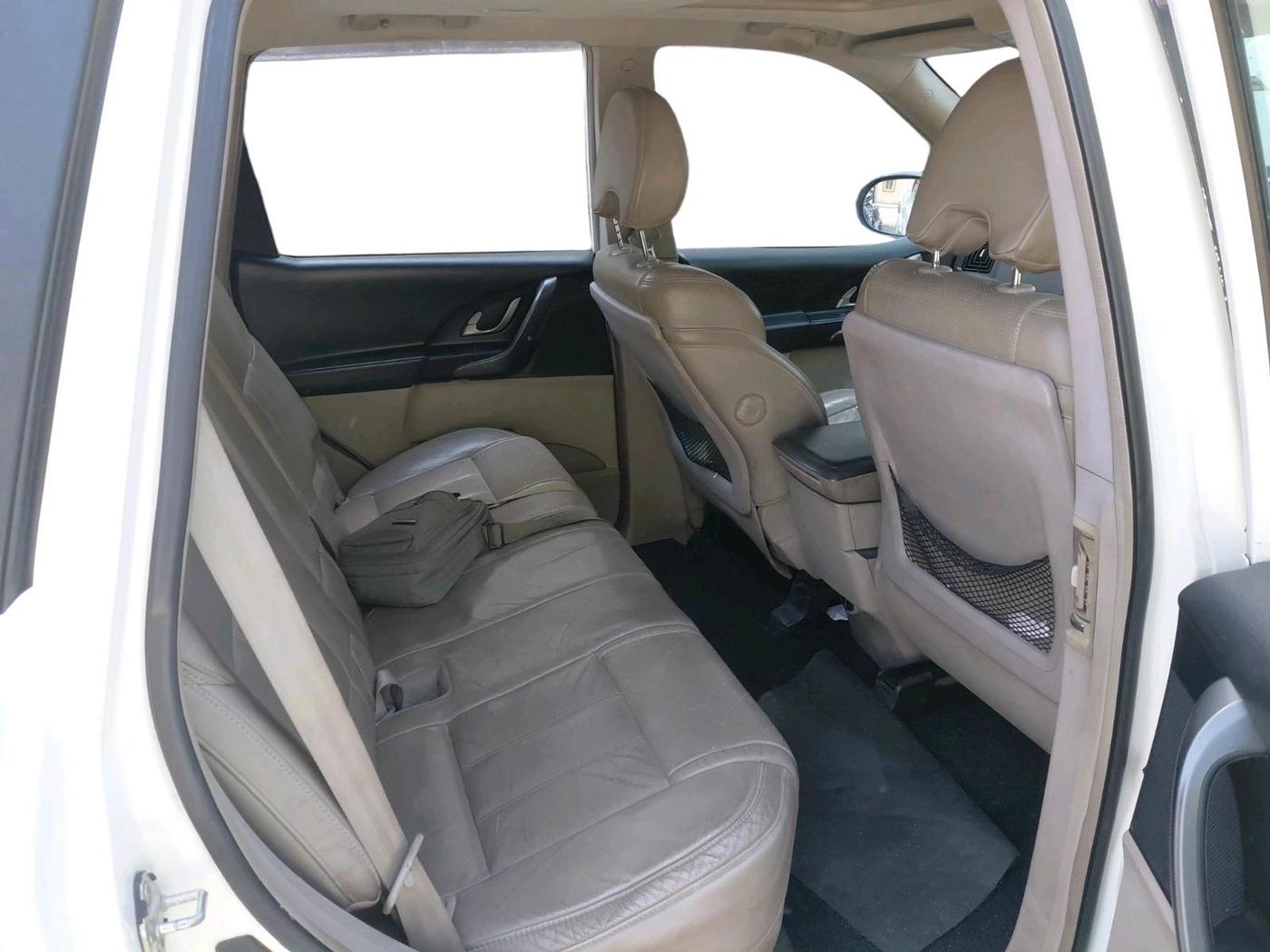 2016 Mahindra XUV500 W10, Diesel, Manual, 1,35,775 km, interior