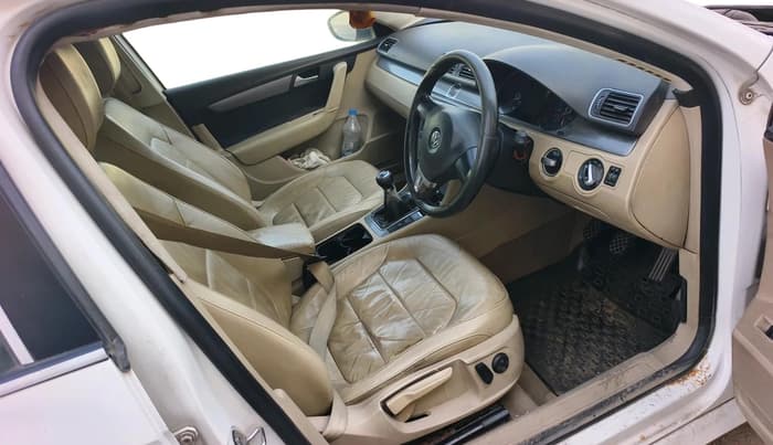 2012 Volkswagen Passat TRENDLINE MT, Diesel, Manual, 1,23,332 km, interior