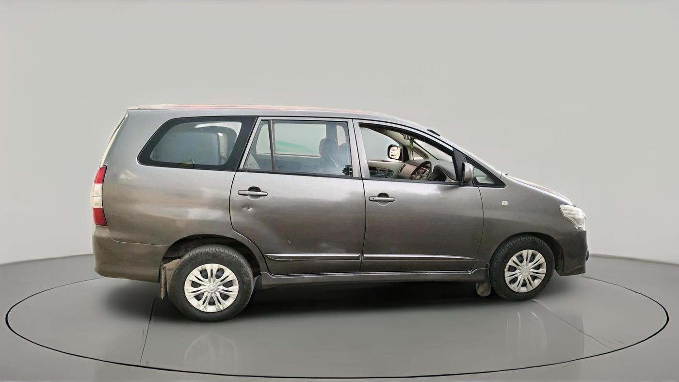 2013 Toyota Innova 2.5 GX 8 STR, Diesel, Manual, 1,92,641 km, exterior