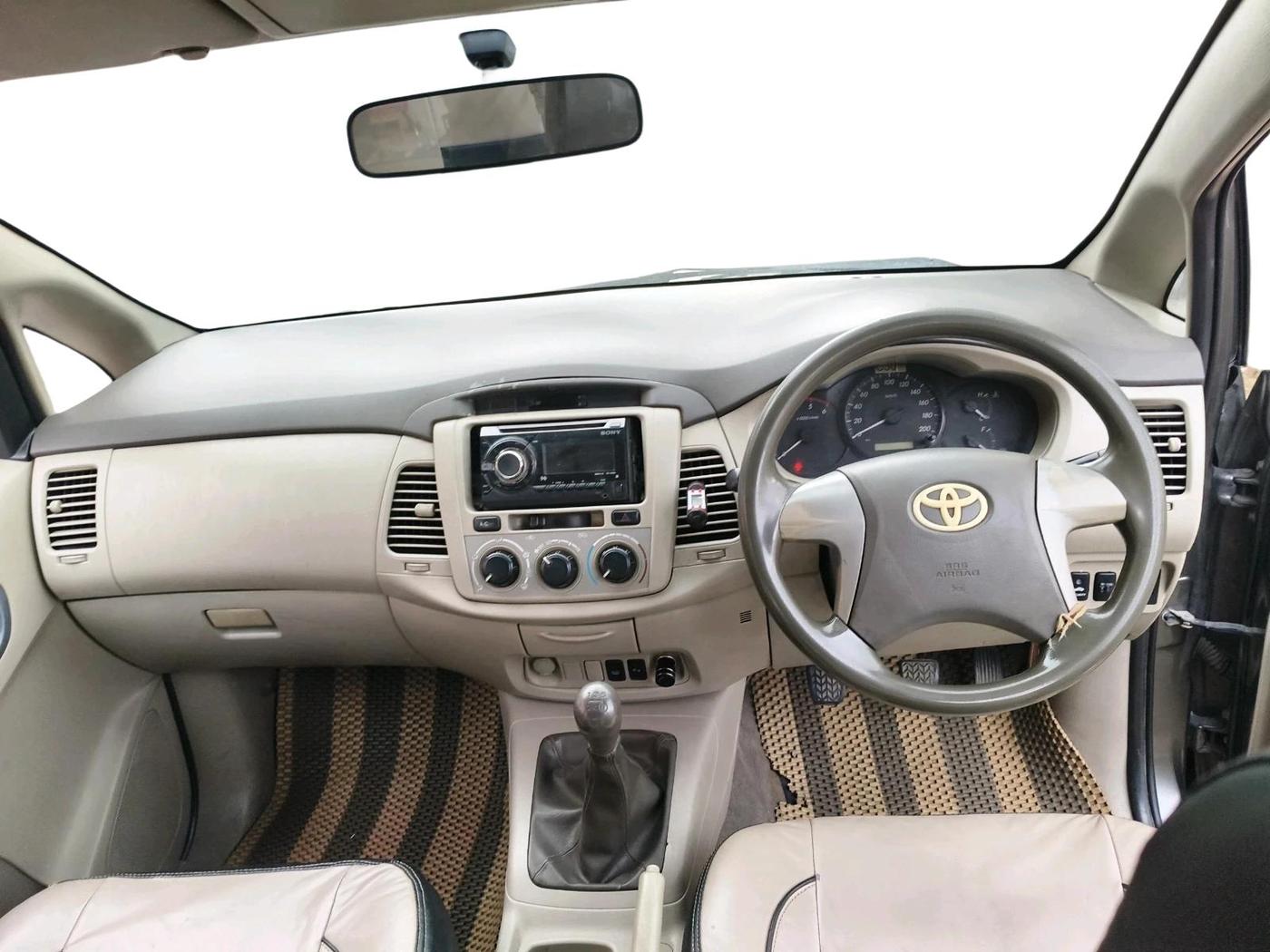 2013 Toyota Innova 2.5 GX 8 STR, Diesel, Manual, 1,92,641 km, interior