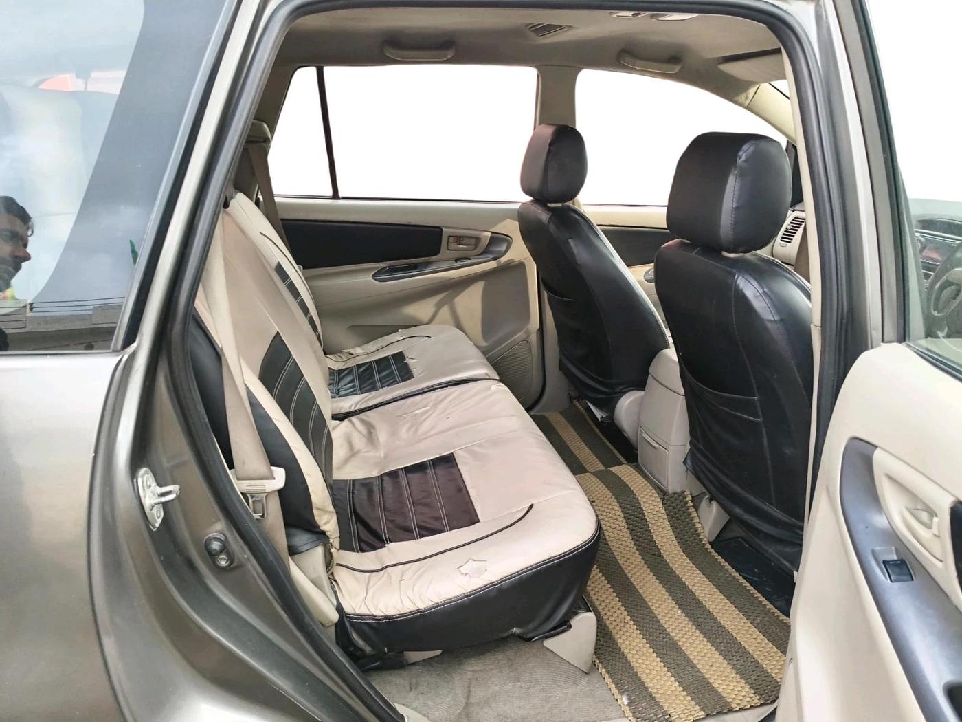 2013 Toyota Innova 2.5 GX 8 STR, Diesel, Manual, 1,92,641 km, interior