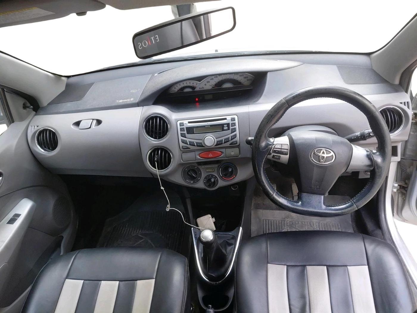 2011 Toyota Etios Liva VX, Petrol, Manual, 1,03,669 km, interior