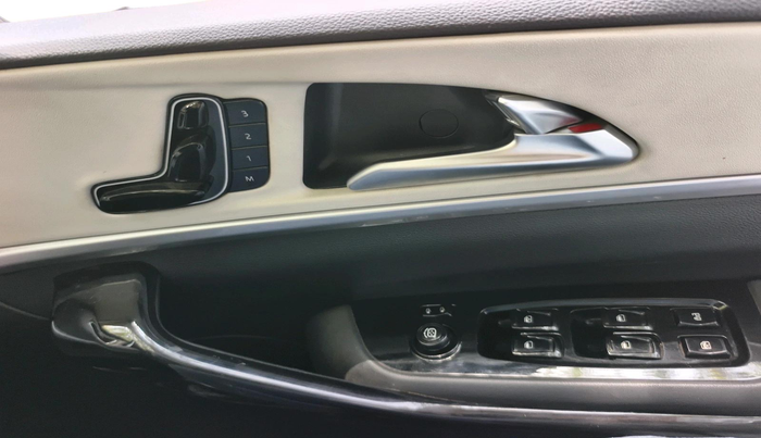 2021 Mahindra XUV700 AX 7 LUXURY P AT 7 STR, Petrol, Automatic, 23,456 km, interior