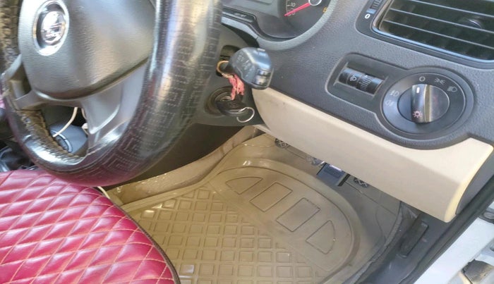 2016 Volkswagen Ameo COMFORTLINE 1.2L, Petrol, Manual, 1,17,000 km, interior