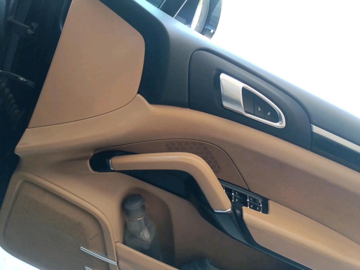 2015 Porsche Cayenne DIESEL, Diesel, Automatic, 99,456 km, interior